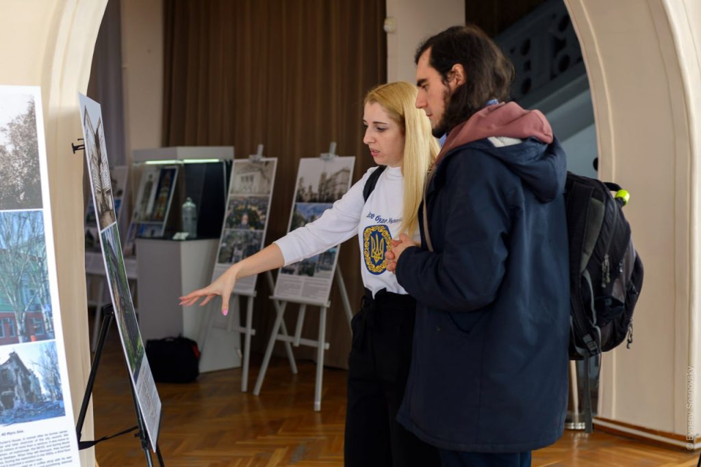 Експонування виставки ”Вписані в історію – зруйновані війною” в м. Києві. Квітень 2023 р. – 1