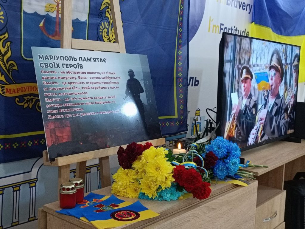 Пам’ятна дошка на честь загиблих захисників Маріуполя у центрі “ЯМаріуполь. Чернівці”