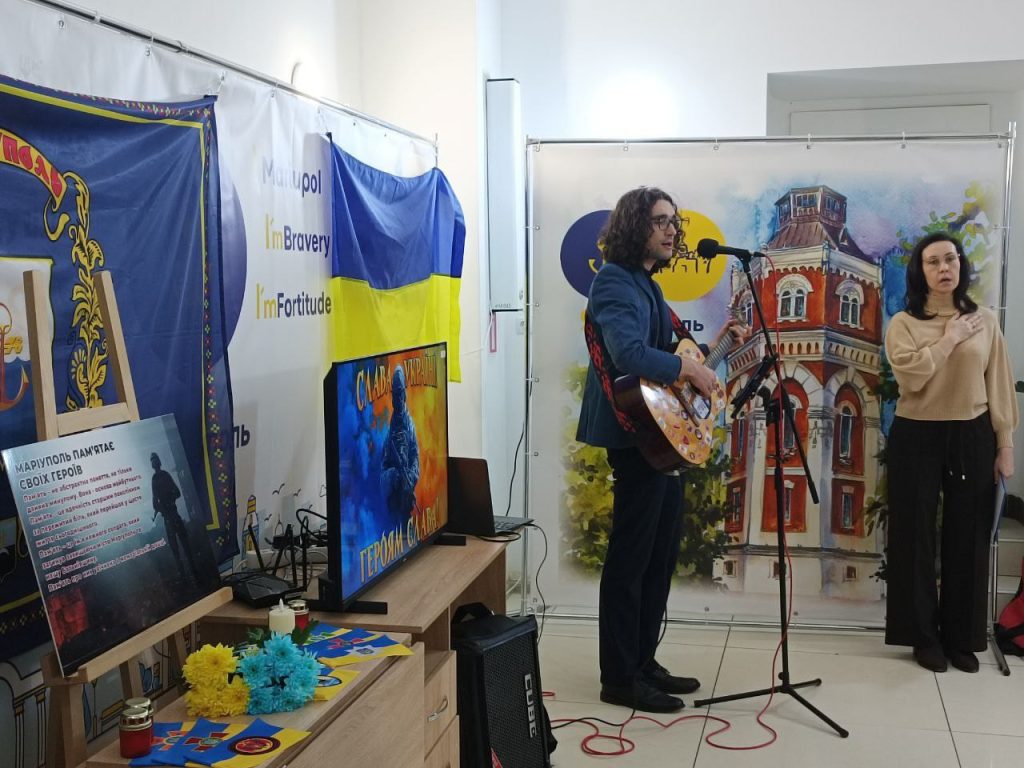 Відкриття пам’ятної дошки та презентація проєкту “Маріуполь пам’ятає” завершилось виконанням Державного Гімну України