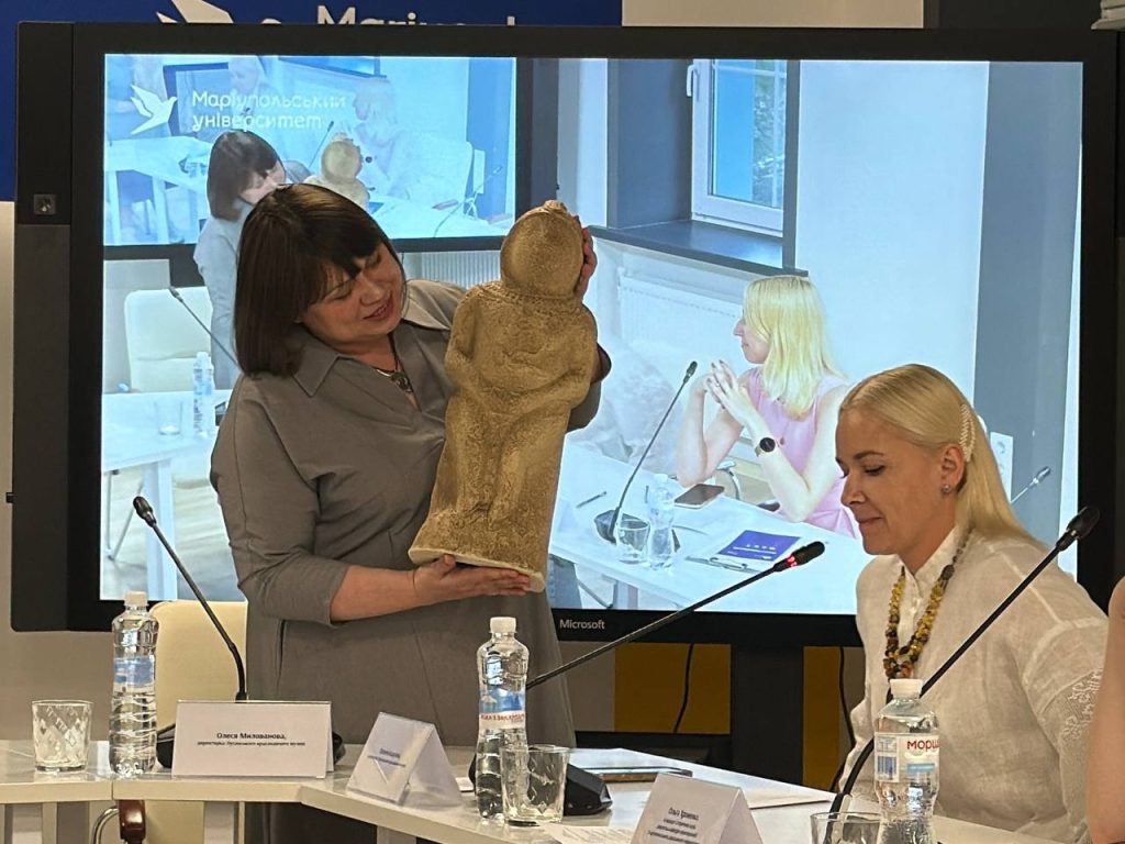 Директорка Луганського обласного краєзнавчого музею Олеся Мілованова