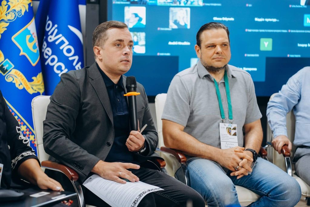 Учасники другої панельної дискусії з розбудови концепції збереження локальної ідентичності тимчасово окупованих громад
