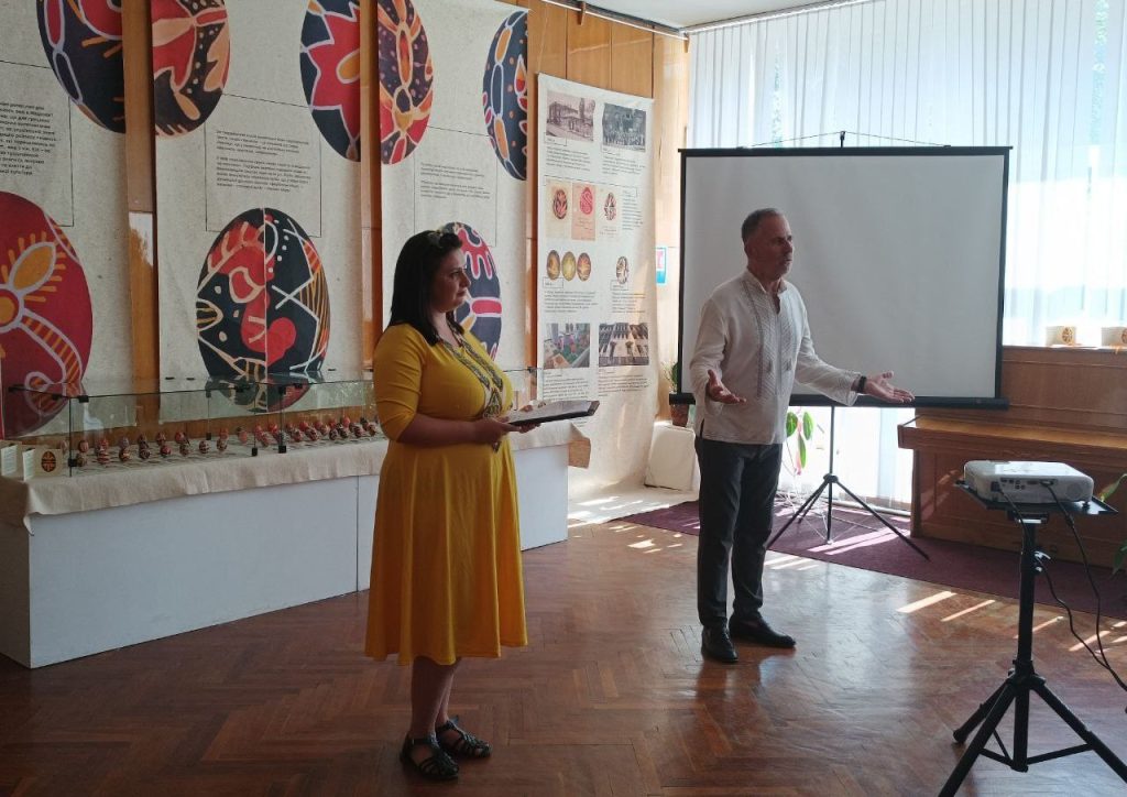 Микола Шкрібляк та Іванна Стеф’юк, модератори зустрічі від Буковинського центру культури і мистецтва