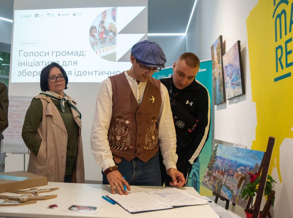 Після обговорення перейшли до підписання Декларації солідарності, ініційованої Маріупольським краєзнавчим музеєм
