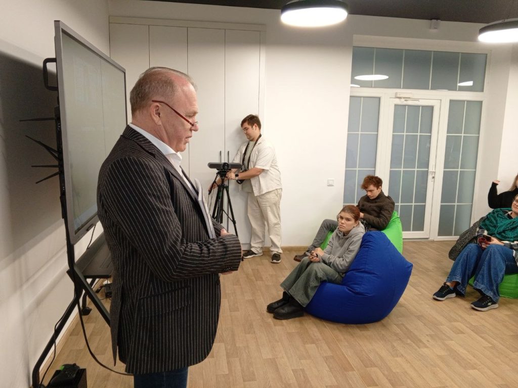 Керівник Музею Авангарду Юрій Комельков під час на честь Архипа Куїнджі