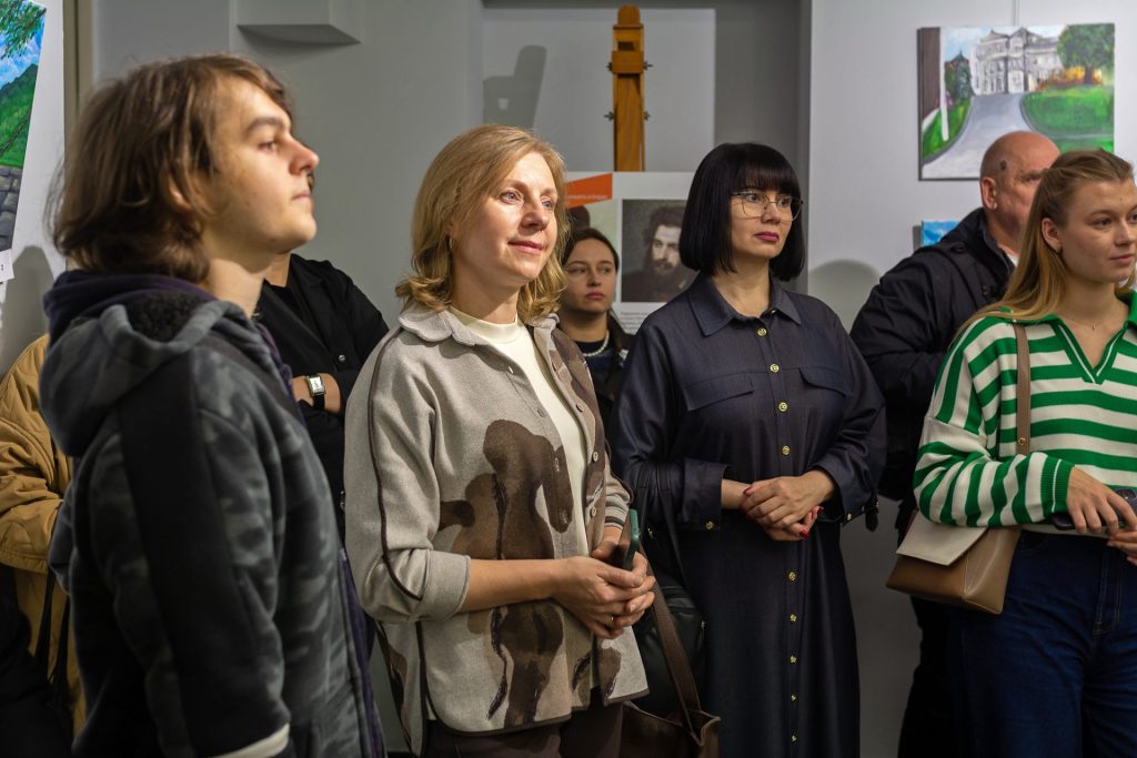 Учасники фінісажу пленеру в межах мистецької ініціативи «Меморіал Архипа Куїнджі»