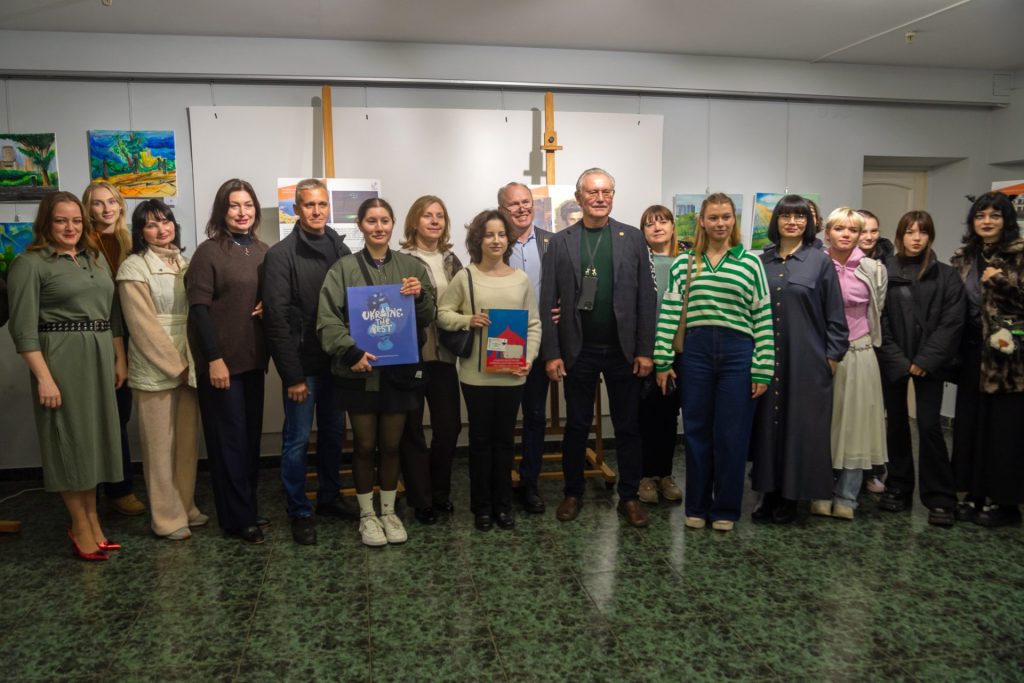 Учасники фінісажу пленеру в межах мистецької ініціативи «Меморіал Архипа Куїнджі»