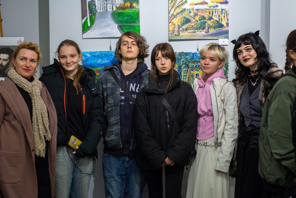 Учасники фінісажу пленеру в межах мистецької ініціативи «Меморіал Архипа Куїнджі»