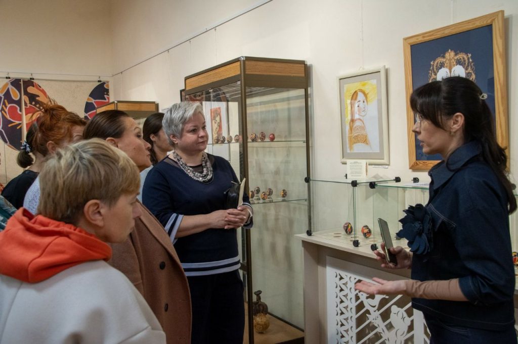 Кураторська екскурсія виставкою “Іканича: маріупольська писанка” в Одесі