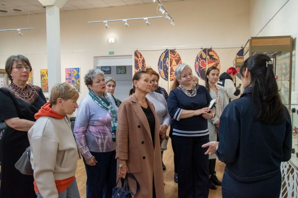 Кураторська екскурсія виставкою “Іканича: маріупольська писанка” в Одесі