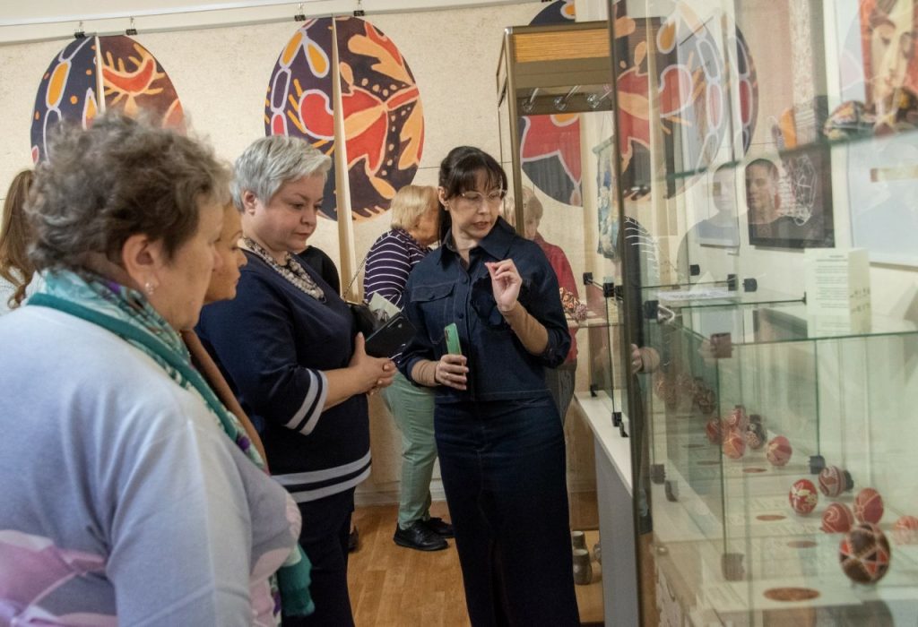Кураторська екскурсія виставкою “Іканича: маріупольська писанка” в Одесі