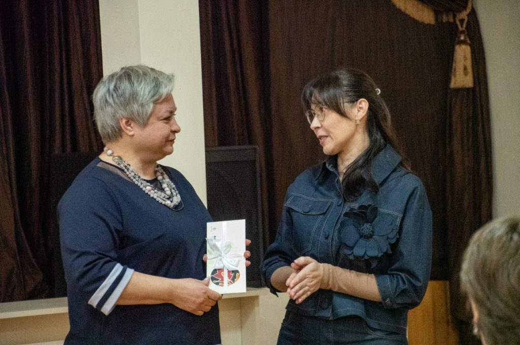 Ярослава Різникова та Наталія Арусланова на відкритті виставки “Іканича: маріупольська писанка”