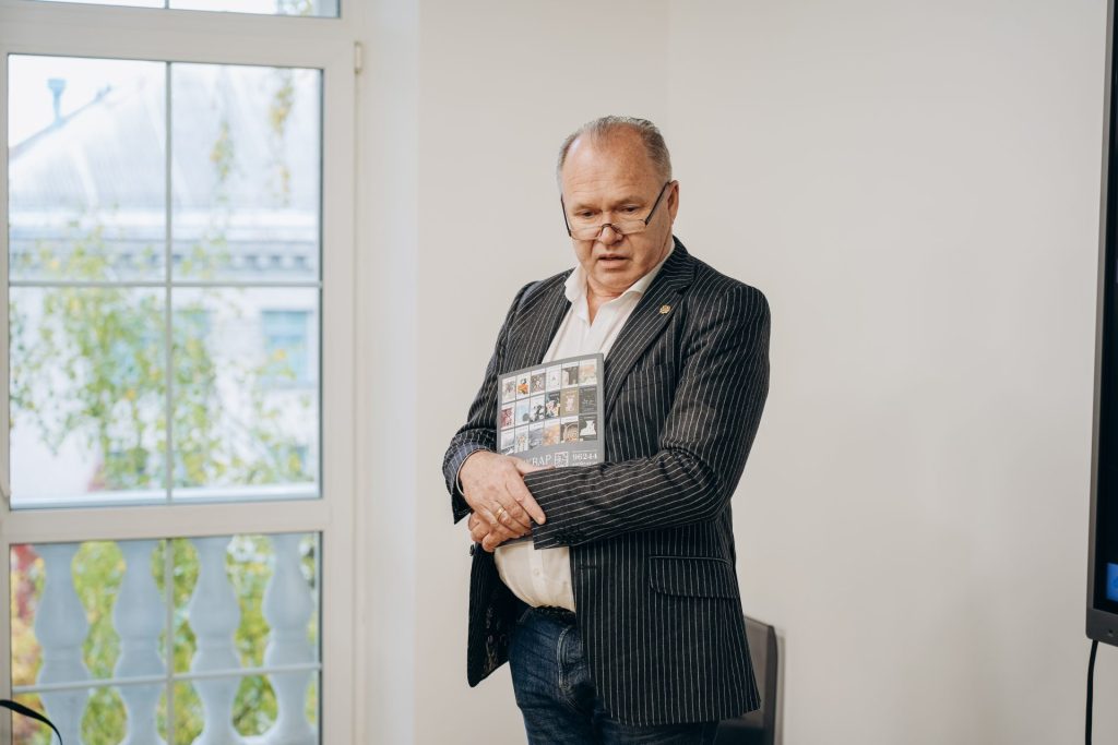 Керівник Музею Авангарду Юрій Комельков під час на честь Архипа Куїнджі